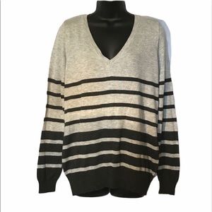 Striped v-neck sweater XL